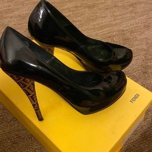 Patent Black Fendi Decollete Vernice 813696 Pumps with Monogram Heels. Size 37.5